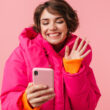 Chica con chaqueta rosa y teléfono