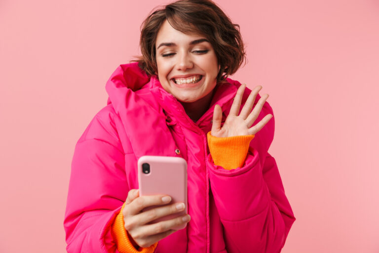 Chica con chaqueta rosa y teléfono