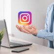 Icono de Instagram en manos de un hombre