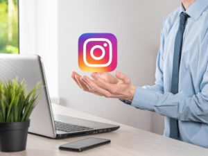 Icono de Instagram en manos de un hombre