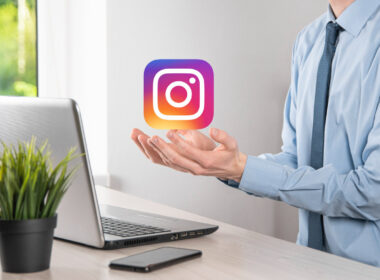 Icono de Instagram en manos de un hombre