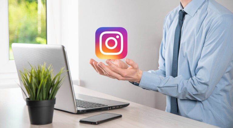 Icono de Instagram en manos de un hombre