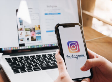 La chica usa instagram