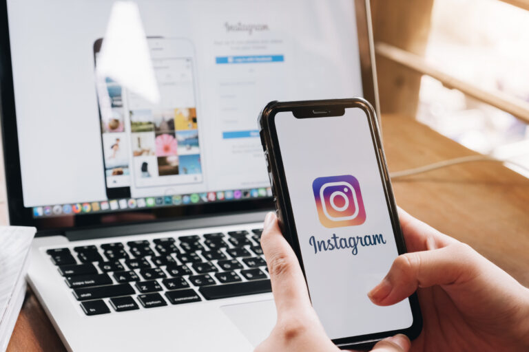 La chica usa instagram