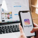 La chica usa instagram