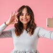 chica con teléfono