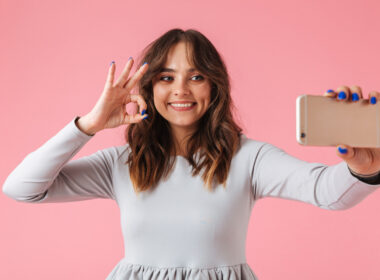 chica con teléfono