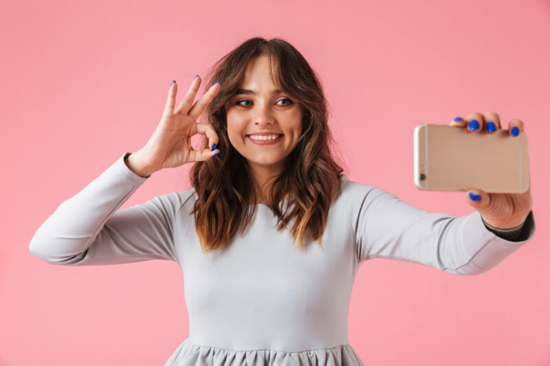 chica con teléfono