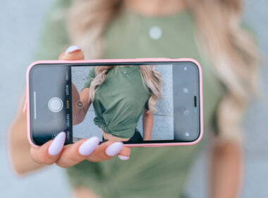 chica toma foto con el teléfono